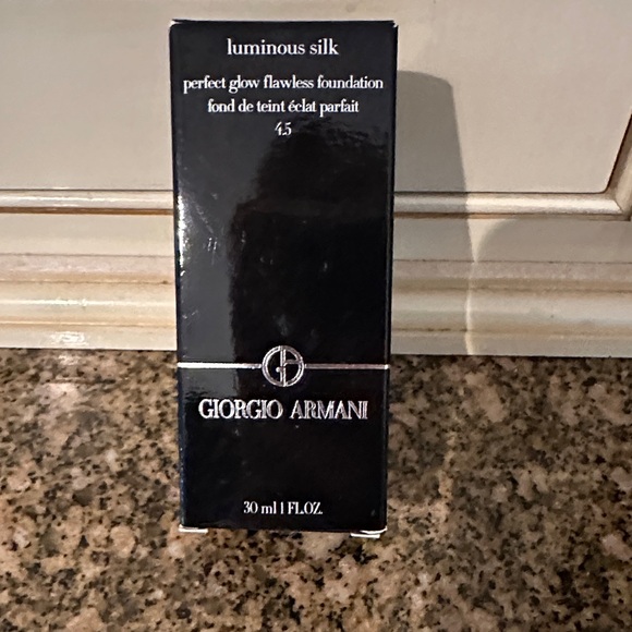 Giorgio Armani Luminous Silk Foundation - 4.5 tint New in box! - Picture 2 of 7